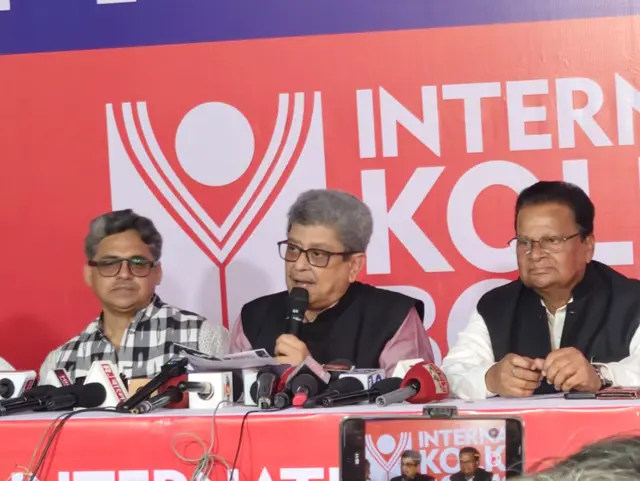 কলকাতা বইমেলার আয়োজক বুকসেলার্স অ্যান্ড পাবলিশার্স গিল্ডের সভাপতি সুধাংশু শেখর দে (ডানে) ও সাধারণ সম্পাদক ত্রিদিব চ্যাটার্জি (মাঝে)