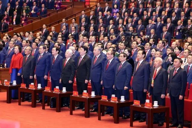 Các lãnh đạo cùng cựu lãnh đạo Đảng và Nhà nước thực hiện nghi thức chào cờ tại phiên khai mạc