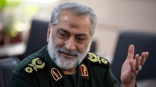 ابوالفضل شکارچی، معاون فرهنگی و تبلیغات دفاعی ستاد کل نیروهای مسلح با یونیفرم سپاه و انگشتر عقیق