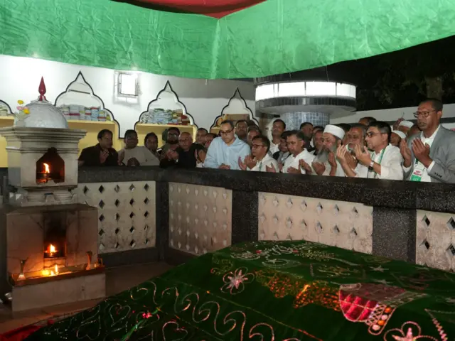 মাজার জিয়ারত করছেন তারেক রহমান