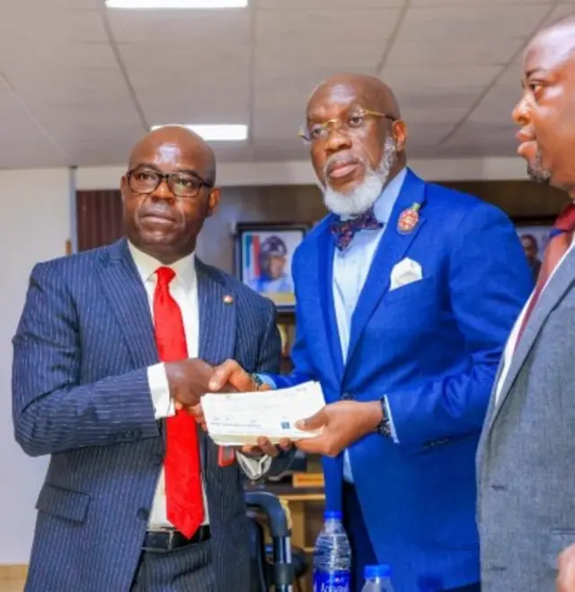Prof Chidiebere Onyia na ndị ọrụ EFCC