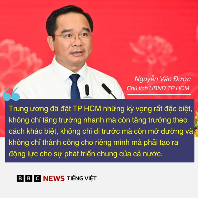 Chủ tịch Nguyễn Văn Được mặc sơ mi tắng, thắt cà vạt xanh navy cùng câu nói của ông