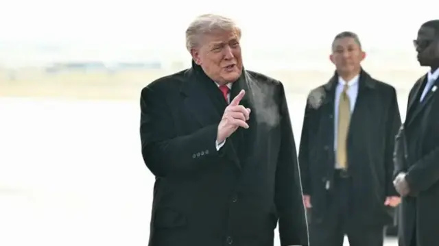 Трамп на взлетной полосе отвечает на вопросы журналистов, жестикулируя правой рукой