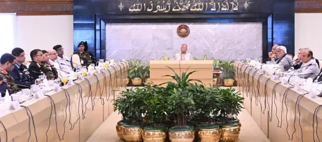 সার্বিক আইনশৃঙ্খলা পরিস্থিতি নিয়ে প্রধান উপদেষ্টার সভাপতিত্বে উচ্চপর্যায়ের সভা