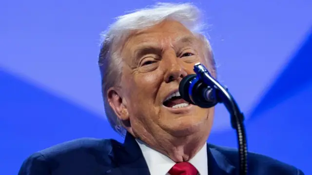 Doonaald Tiraamp Fooramii Dinagdee Addunyaa Deevos irratti dubbachaa jira