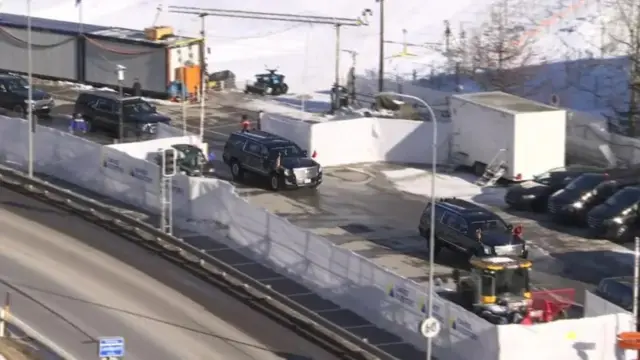 Машины кортежа Трампа въезжают в комплекс в Давосе