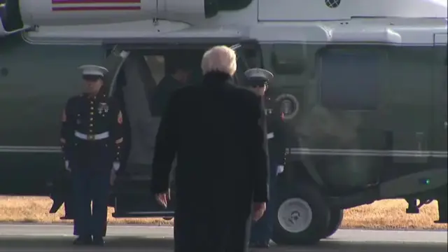 Трамп направляется к вертолету