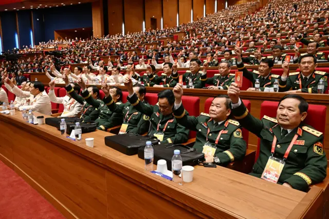 Đại hội biểu quyết thông qua chương trình điều chỉnh, rút ngắn 1 ngày rưỡi so với dự kiến ban đầu - Ảnh: daihoidangtoanquoc.vn