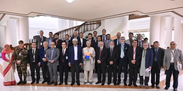 প্রধান উপদেষ্টার কাছে প্রতিবেদন জমা দেন নবম জাতীয় বেতন কমিশনের সদস্যরা