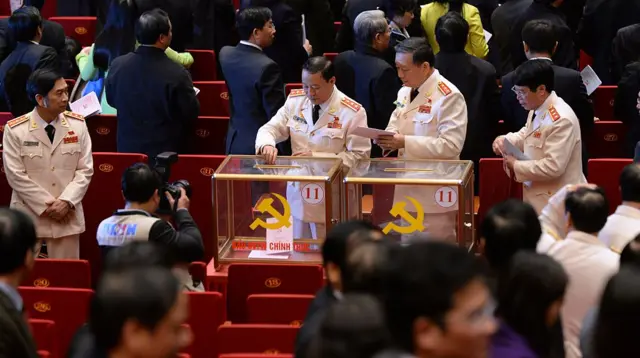 Các đại biểu lực lượng công an bỏ phiếu bầu BCHTW khóa mới của Đại hội ĐCSVN tại Hà Nội, tháng 1/ 2016