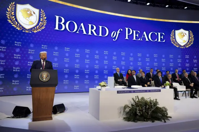 قدّم الرئيس الأمريكي دونالد ترامب "مجلس السلام" على خشبة مسرح المنتدى الاقتصادي العالمي في 22 يناير/كانون الثاني 2026 في دافوس، سويسرا.