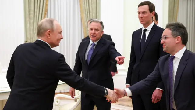 На фото слева направо: Владимир Путин, Стив Уиткофф, Джаред Кушнер, Джош Грюнбаум