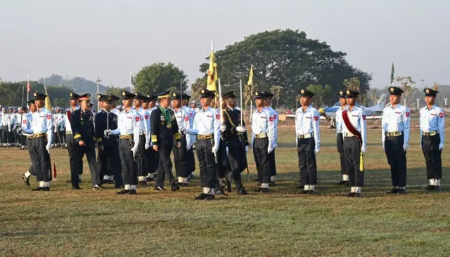 လေယာဉ်မောင်းသင်တန်း၊ ကျောင်းဆင်းတောင်ပံအပ်နှင်းပွဲအခမ်းအနား