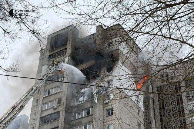 Издание «Суспільне Дніпро» опубликовало фотографии пострадавшего от удара жилого дома