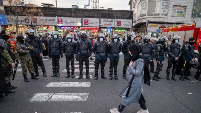 صف نیروهای امنیتی با لباس محافظ در مرکز تهران