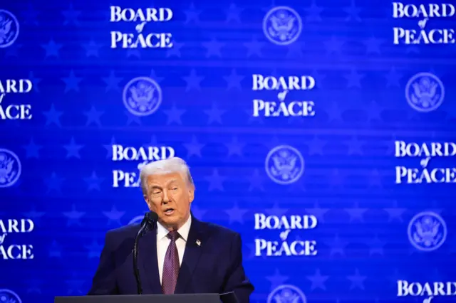 ألقى الرئيس الأمريكي دونالد ترامب كلمةً خلال مراسم توقيع اتفاقية مجلس السلام على هامش المنتدى الاقتصادي العالمي في دافوس، سويسرا، يوم الخميس 22 يناير/كانون الثاني 2026.