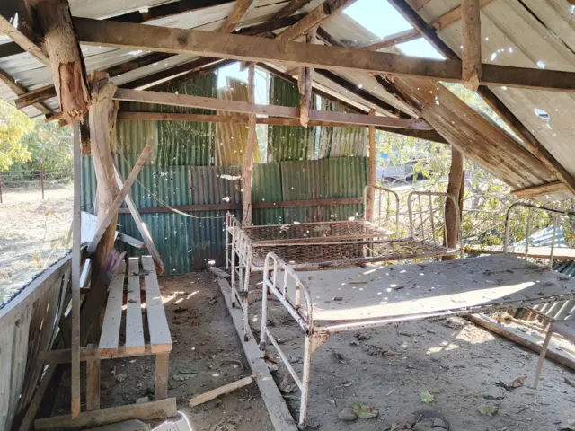 လေကြောင်းတိုက်ခိုက်မှုကြောင့် ဗုံးထိမှန်ခဲ့တဲ့ ချောင်းတူရွာ စစ်သုံ့ပန်းစခန်းအခြေအနေ