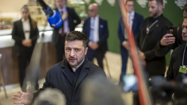 Владимир Зеленский говорит в микрофоны