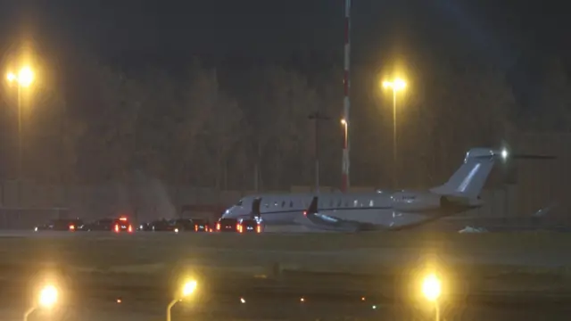 Самолет на летном поле среди огней