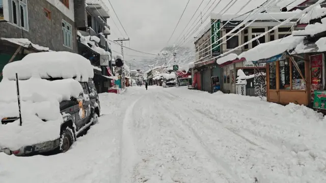 برفباری کے بعد کالام بازار کا منظر۔