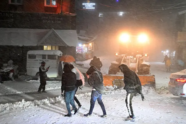 مری میں اب تک ساڑھے 11 انچ برف پڑ چکی ہے