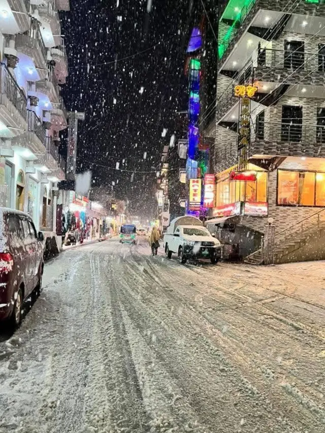 برفباری کے بعد بحرین بازار کا منظر۔