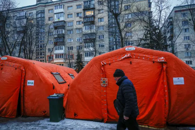 «Пункты несокрушимости» около многоэтажек в Киеве: здесь местные жители могут согреться
