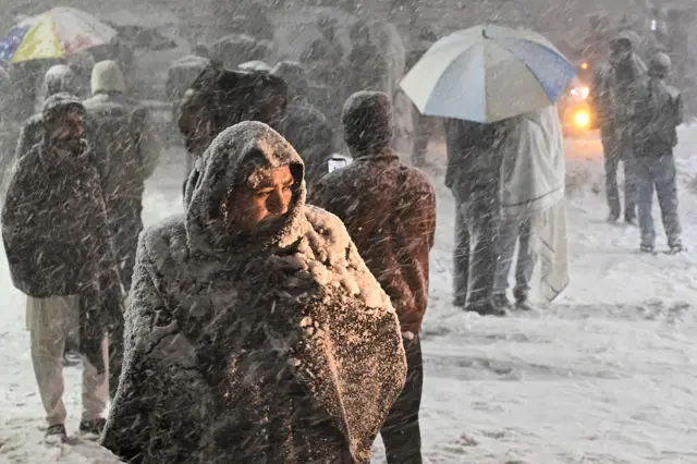 مری میں اب تک ساڑھے 11 انچ برف پڑ چکی ہے