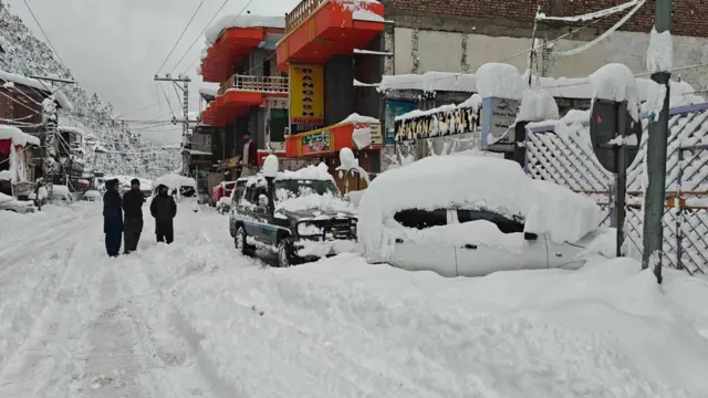 برفباری کے بعد کالام بازار کا منظر۔
