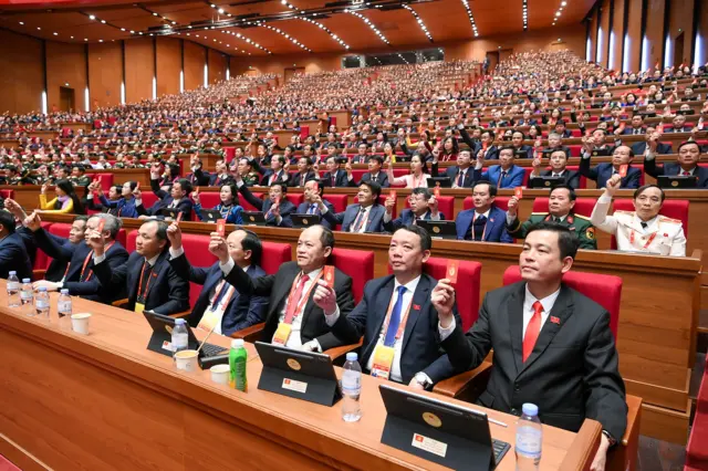 Các đại biểu biểu quyết thông qua Nghị quyết Đại hội 14