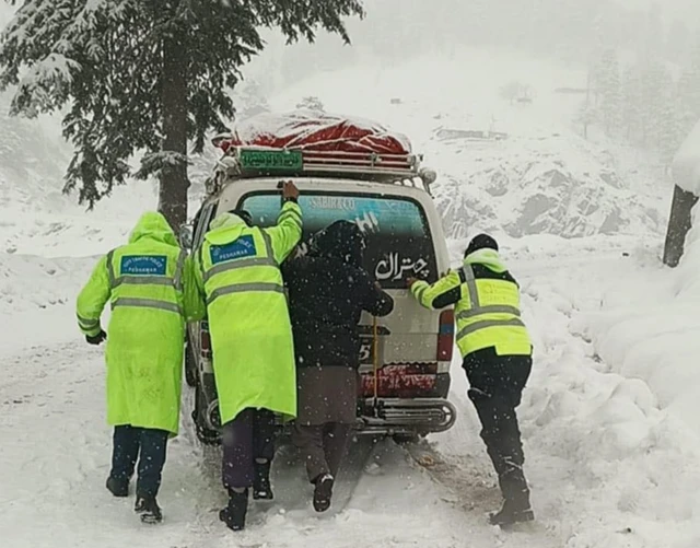 چترال میں اب تک 16 انچ برفباری ریکارڈ کی گئی ہے۔