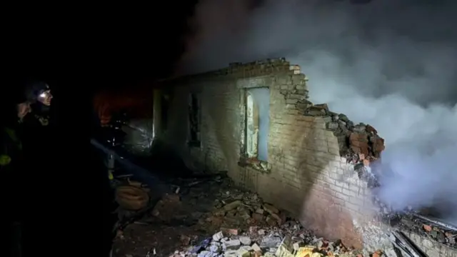 Vifusi vya nyumba baada ya kugongwa na ndege isiyo na rubani Cherkaske, katika wilaya ya Kramatorsk