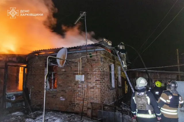 частный жилой дом горит и пожарные