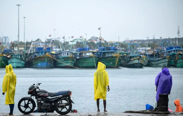 சென்னை மற்றும் புறநகர் பகுதிகளில் அதிகாலையில் இருந்து பெய்யும் மழை