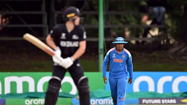 फ़ील्डिंग करते हुए भारत के वैभव सूर्यवंशी