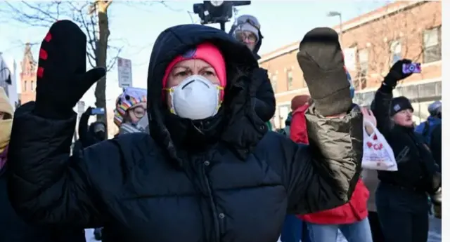 Ndị na-eme ngagharịiwe megide 'ICE' na Minnesota dị na mba Amerịka