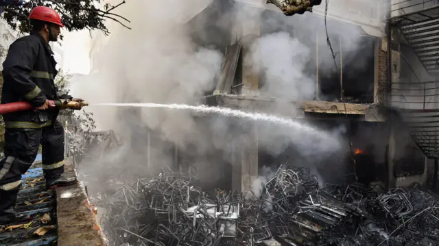 शनिवार को हैदराबाद के नामपल्ली में एक फ़र्नीचर की दुकान में लगी आग को बुझाने की कोशिश