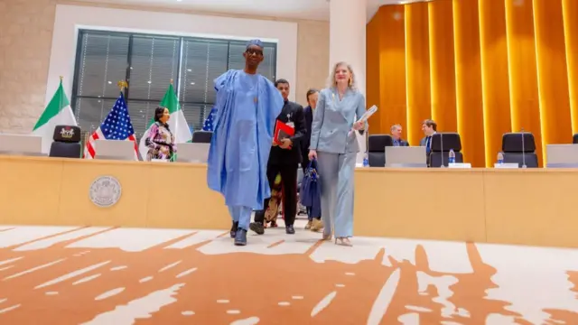 Nuhu Ribadu bụ onye ndụmọdụ pụrụ iche nke Onyeisiala Naịjirịa na odeakwụkwọ na-ahụ maka ndọrọndọrọ ọchịchị na mba Amerịka bụ Allison Hooker.