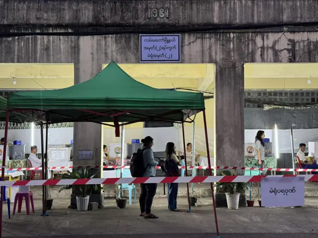 ပြည်သူ့ပါတီဥက္ကဋ္ဌ ဦးကိုကိုကြီး ဝင်ရောက်ယှဉ်တဲ့ လမ်းမတော်မြို့နယ်က မဲရုံတစ်ရုံကို ဒီနေ့ မနက်ပိုင်းမှာ မြင်တွေ့ရတာဖြစ်ပါတယ်