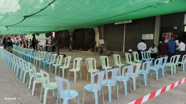 မန္တလေးမြို့ပေါက် မဲရုံတစ်ရုံကို ဒီနေ့ မနက်ပိုင်းမှာ မြင်တွေ့ရတာဖြစ်ပြီး ရွေးကောက်ပွဲ အပိုင်း ၃ မှာ မန္တလေးတိုင်းထဲက မြို့နယ် ၈ မြို့နယ်မှာ ရွေးကောက်ပွဲ ကျင်းပမယ်လို့ ပြည်ထောင်စုရွေးကောက်ပွဲကော်မရှင် (UEC)က ကြေညာထားပါတယ်