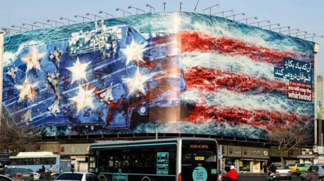 دیوار نگاره میدان انقلاب