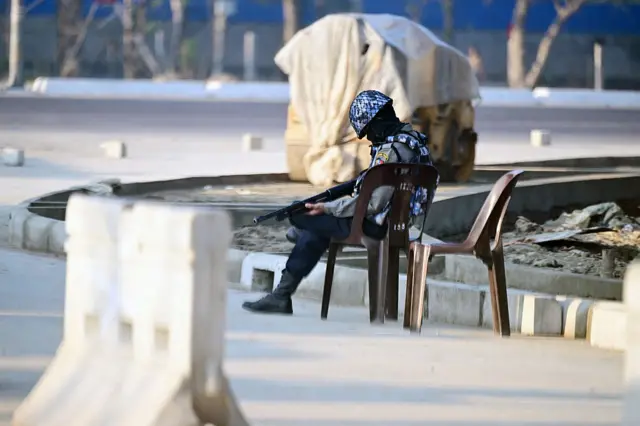 ရန်ကုန်မှာ ဒီနေ့ မနက်ပိုင်း ရွေးကောက်ပွဲကို စောင့်ကြပ်နေတဲ့ လုံခြုံရေးအဖွဲ့ဝင် တစ်ဦး