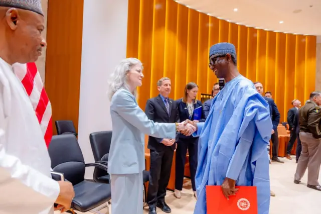 Nuhu Ribadu bụ onye ndụmọdụ pụrụ iche nke Onyeisiala Naịjirịa na odeakwụkwọ na-ahụ maka ndọrọndọrọ ọchịchị na mba Amerịka bụ Allison Hooker.
