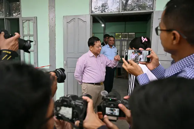 တပ်က စေလွှတ်တဲ့ စစ်ဗိုလ်ချုပ်ဟောင်းတွေလည်းရှိပြီး စစ်ဗိုလ်ချုပ်ဟောင်းတွေ ကိုယ်တိုင် ဦးဆောင်တဲ့ ကြံ့ခိုင်ရေးပါတီက ရွေးကောက်ပွဲ အပိုင်း ၁ နဲ့ ၂ မှာ အမတ်နေရာအများစုကို အနိုင်ရနေတာကို စစ်ခေါင်းဆောင်က မန္တလေး ရောက်ချိန်မှာ ခုခံပြောဆိုသွားပါတယ်