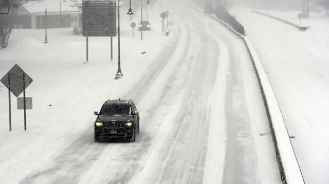 अमेरिका में बर्फ़ीला तूफ़ान