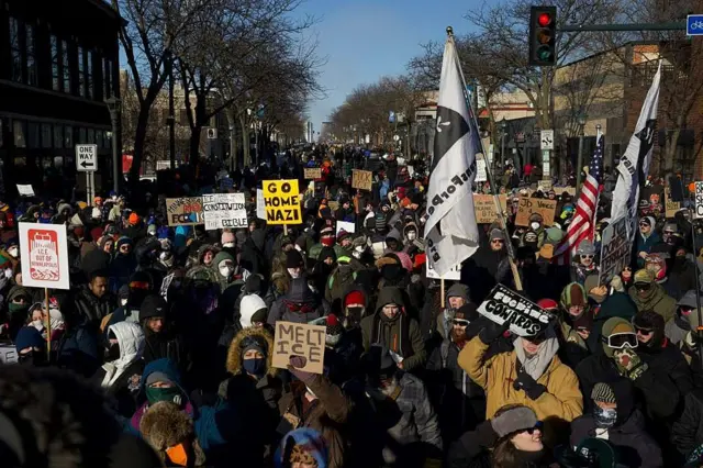 Ndị na-eme ngagharịiwe maka etu e si gbuo Alex Pretti na Minneapolis, Amerịka.