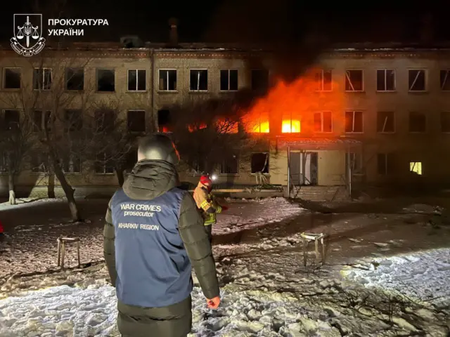 Сотрудник прокуратуры на месте удара по учебному заведению