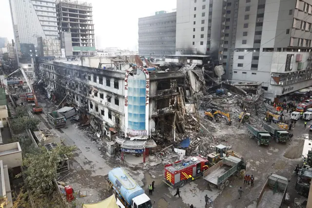 کراچی کے گُل پلازہ میں آتشزدگی کے بعد تحقیقاتی ٹیم تشکیل، متاثرہ دکانداروں کے لیے امداد کا اعلان