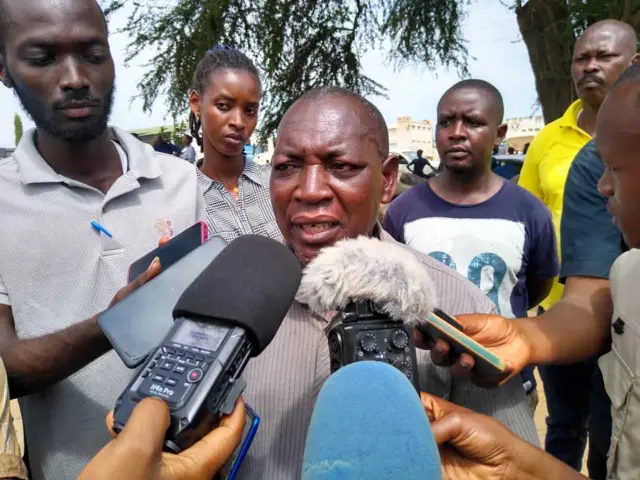 Révérien Rwabira ukuriye ishyirahamwe ‘Twitezimbere twese’ ry'abacuruza imbaho kwa Siyoni bose hamwe bagera kuri 35 babuze ibyabo