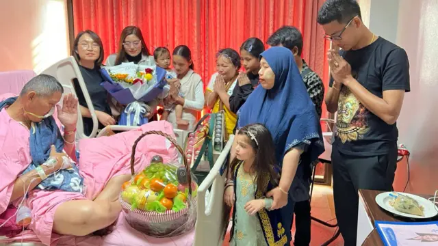 သေနတ်ပစ်ခတ်ခံရမှုကြောင့် ဆေးရုံတက်နေရတဲ့ ထိုင်းရဲကို ပစ်ခတ်မှုကြောင့် ဖမ်းဆီးခံရတဲ့ အမျိုးသားတွေရဲ့ ကျန်ရစ်သူ မိသားစုတွေ၊ သူငယ်ချင်းမိတ်ဆွေတွေက မဲဆောက်မြို့ ဆေးရုံမှာ ဇန်နဝါရီလ ၂၆ ရက်မှာ သွားရောက်တောင်းပန်ချိန် အပြန်အလှန် လက်အုပ်ချီ ကန်တော့နေကြ